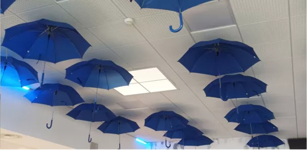 Parapluies au plafond pour Mars bleu