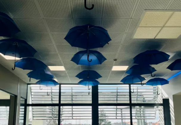 ciel parapluies bleus
