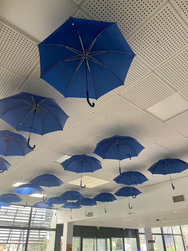 ciel parapluies bleus